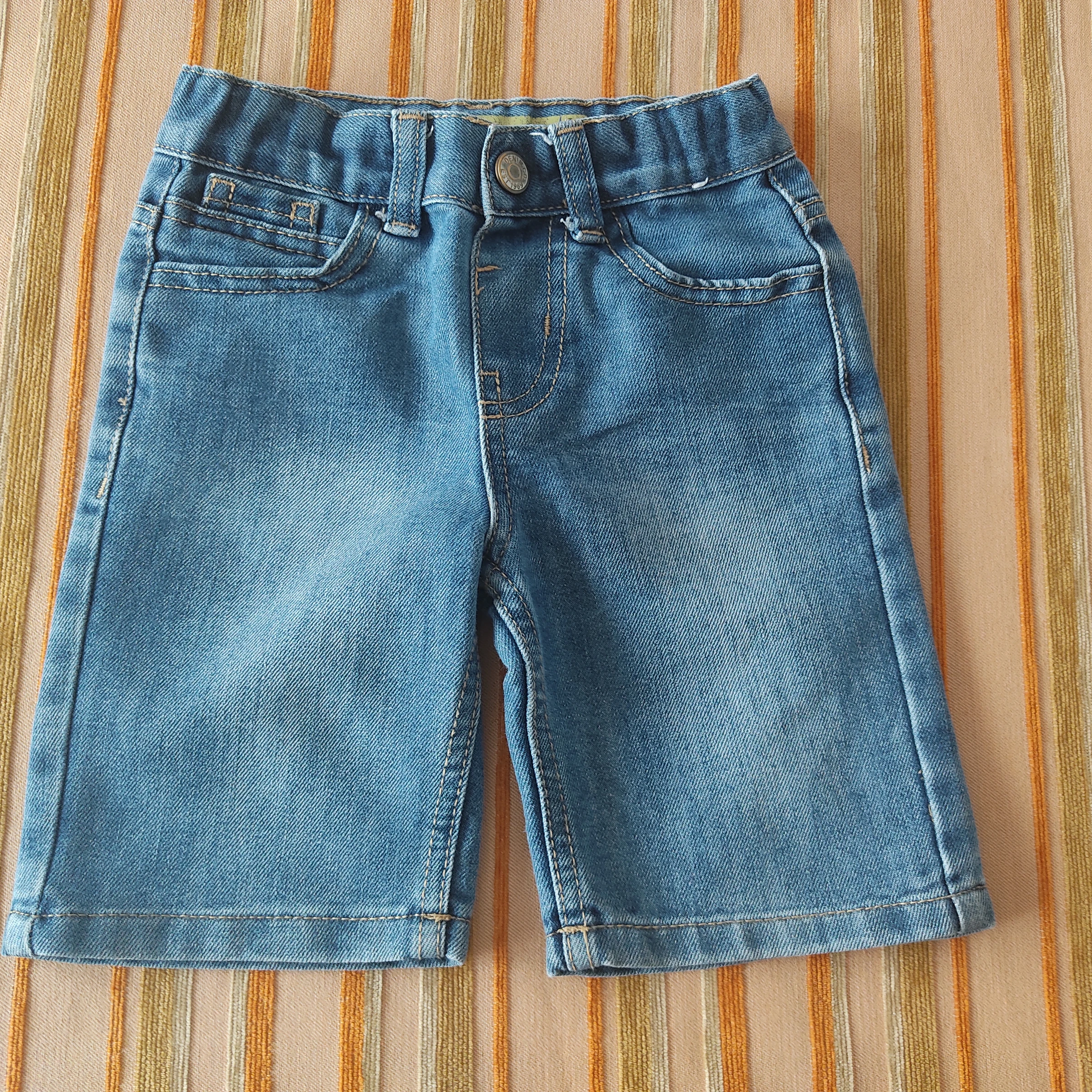 Pantalones vaqueros cortos. Talla 3-4A (104 cm)
